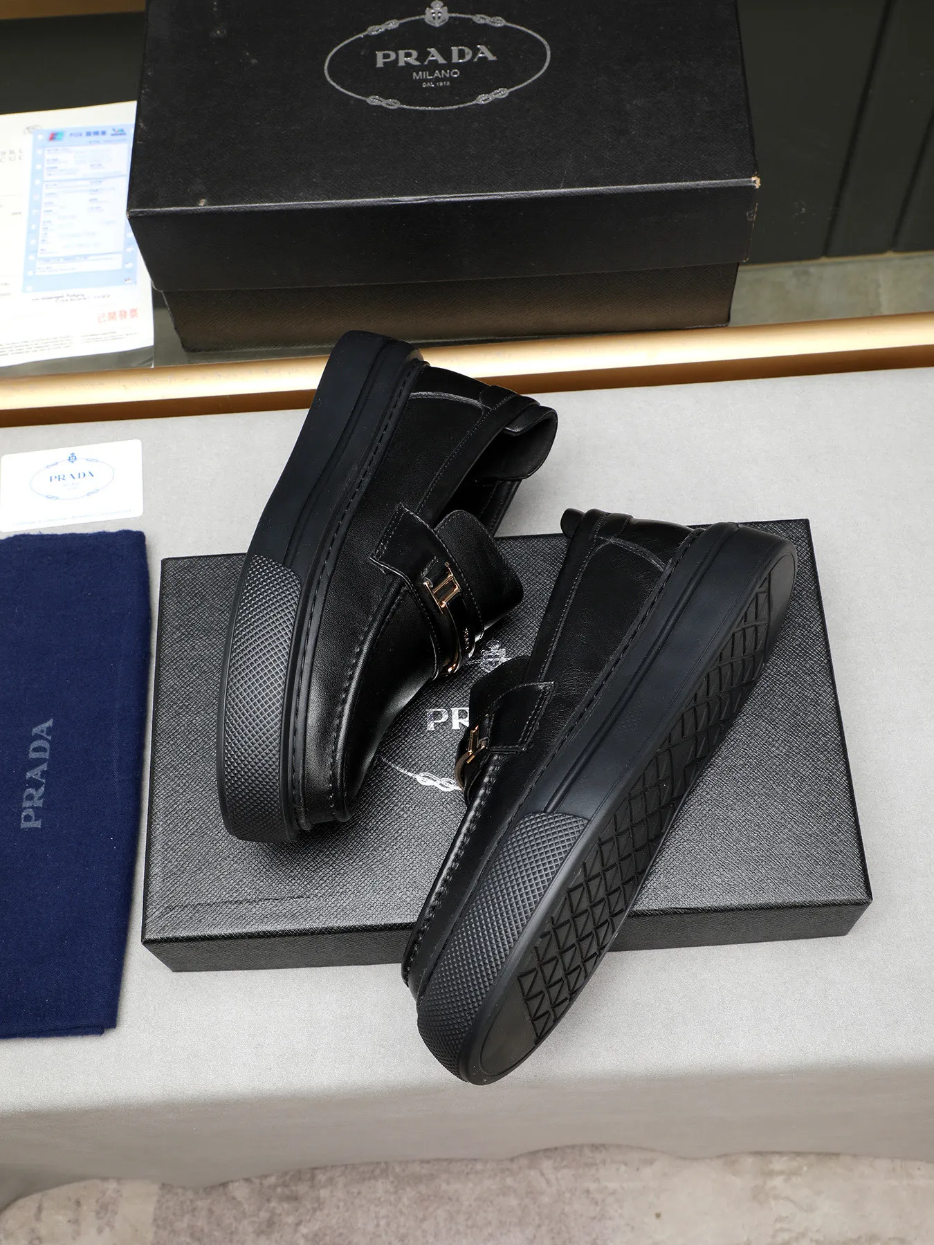 Men's Men's Shoes 💰500 Prada/Prada Men's new casual shoes, this upper is made of imported calfskin + sheep lining! The outsole is made of non-slip foam outsole, which feels good on your feet and is a fashionable and stylish item!  Size: 38-44 (45 customized)